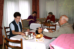 Beim Frühstück im Haus Seiler